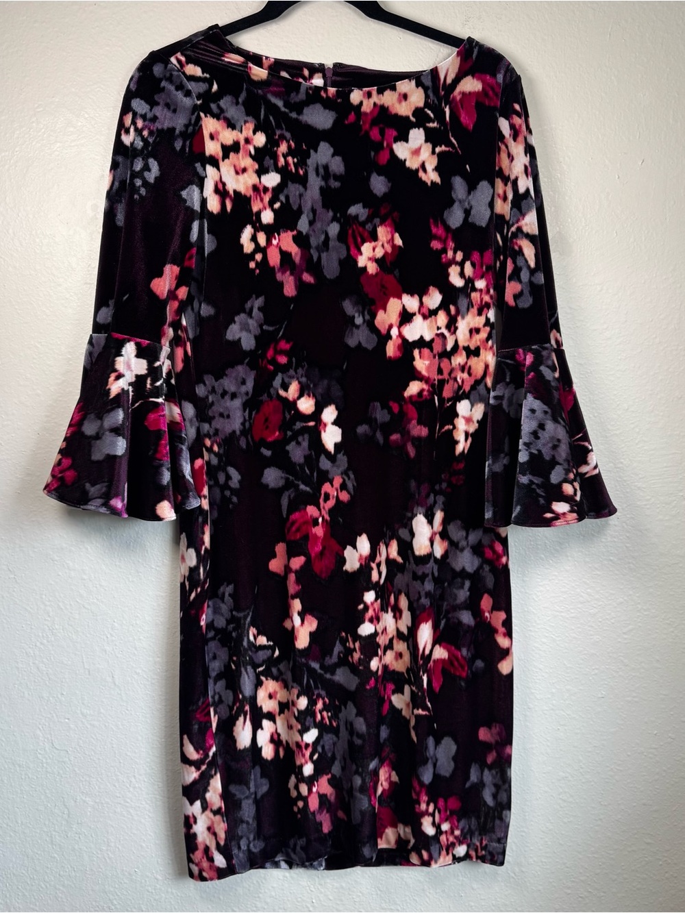 Calvin Klein Size 8 Purple Floral Velvet Bell Sleeve Sheath Dress Zips 3/4 Slv